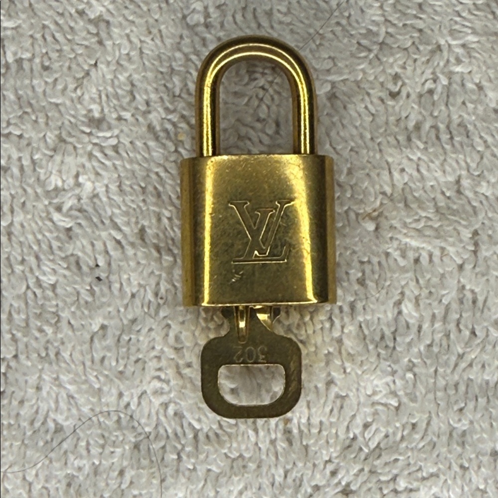 Louis Vuitton Brass '302' Padlock in Goldtone with Goldtone Key [|||]